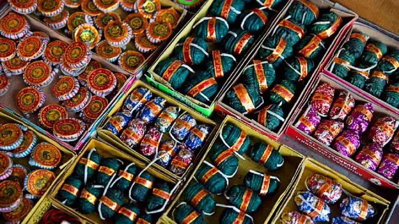 You are currently viewing भारत में प्रदूषणकारी पटाखों का ऐतिहासिक सांस्कृतिक व न्यायिक पक्ष